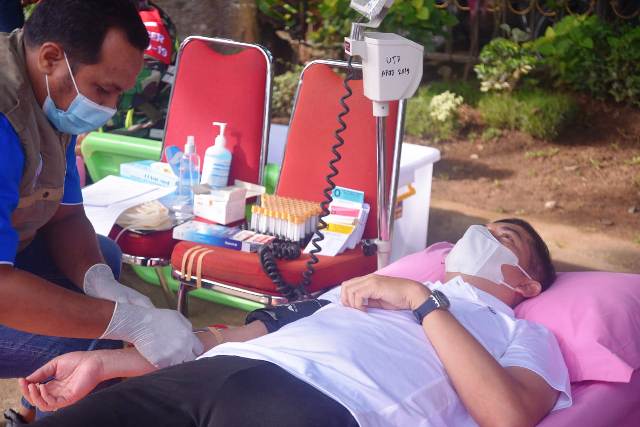 Walikota Sawahlunto Deri Asta Donorkan Darah Peringati Hari Donor Darah Sedunia di Kota Sawahlunto, Jumat, (18/6)